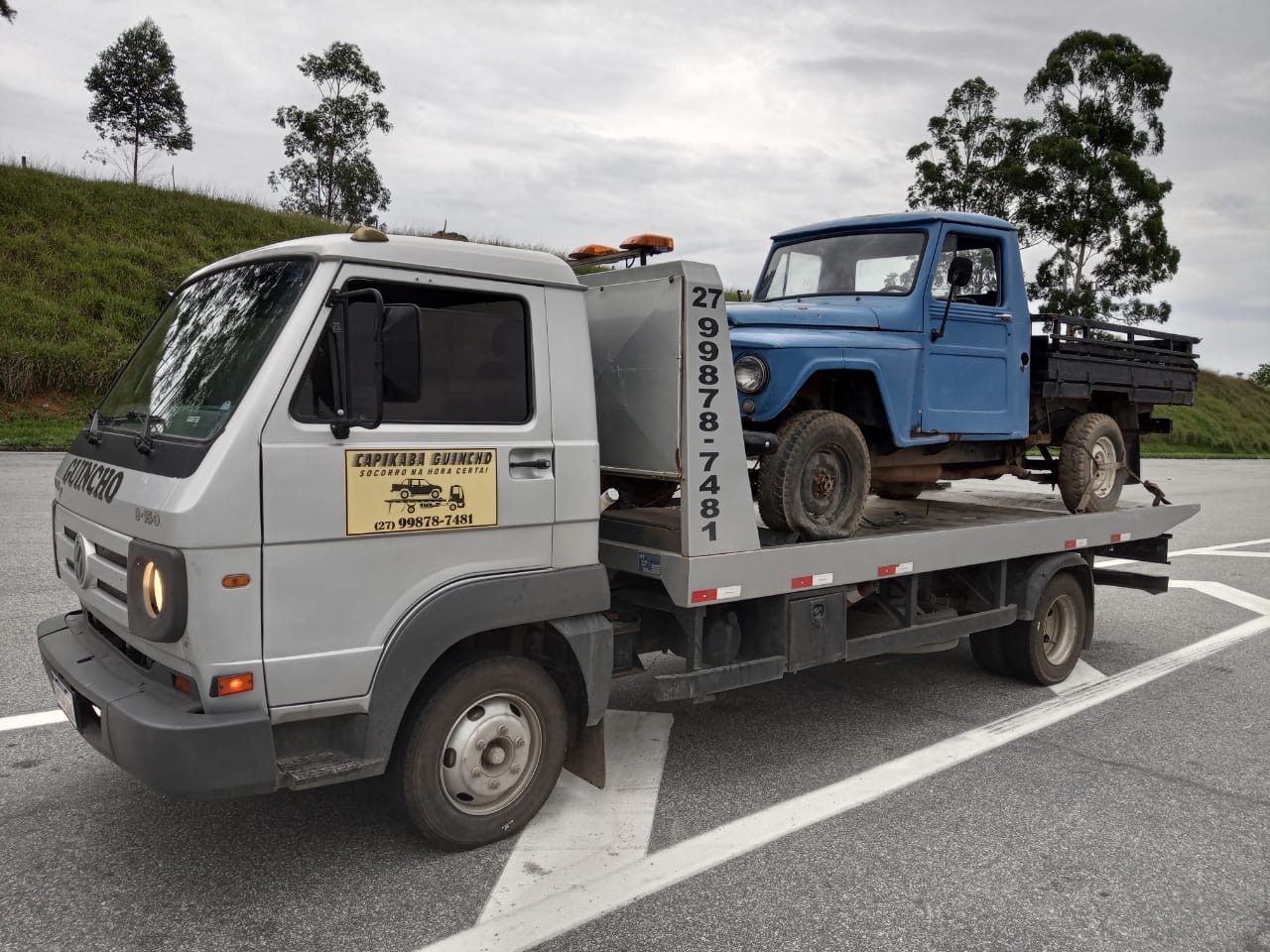 Guincho transportando um veículo azul